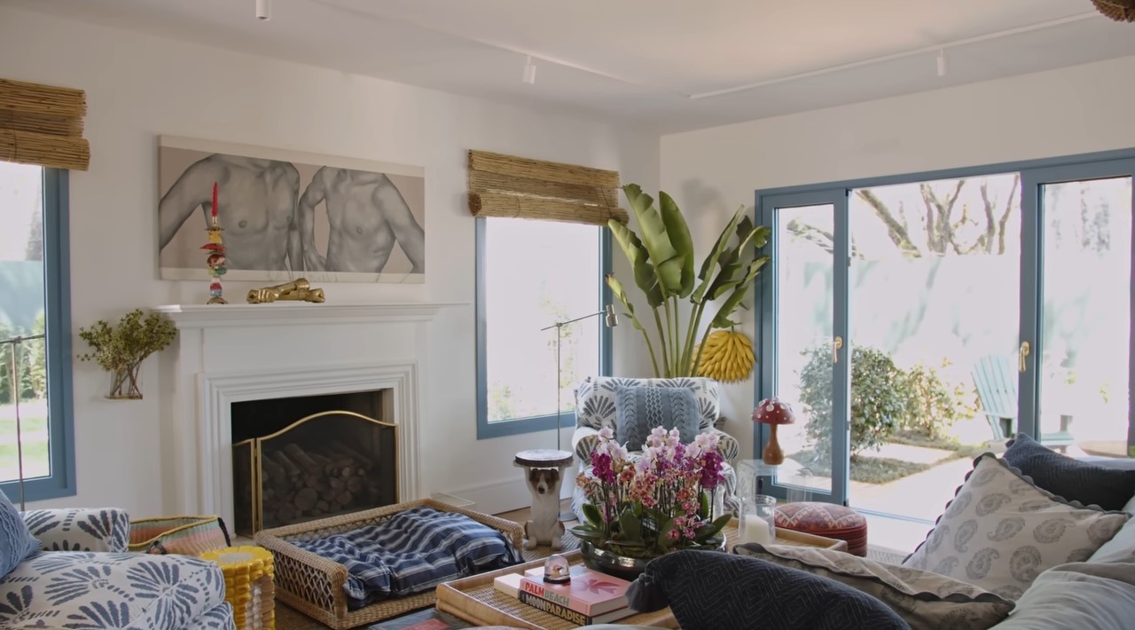 A sala da casa de Chay Suede conta com estilo colonial e tem uma lareira — Foto: Reprodução YouTube/ Casa Vogue