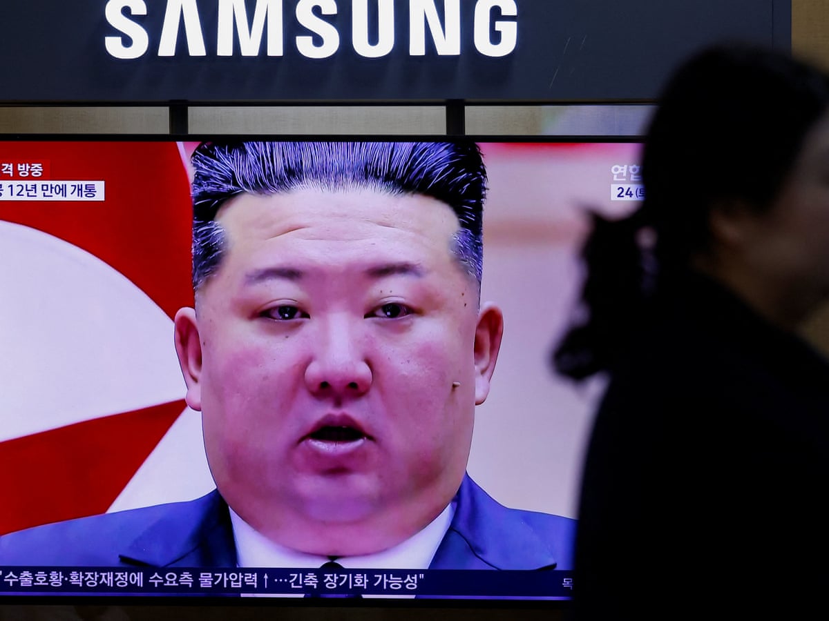 Kim Jong-un atravessa a nova ponte recém-aberta para entrar na China