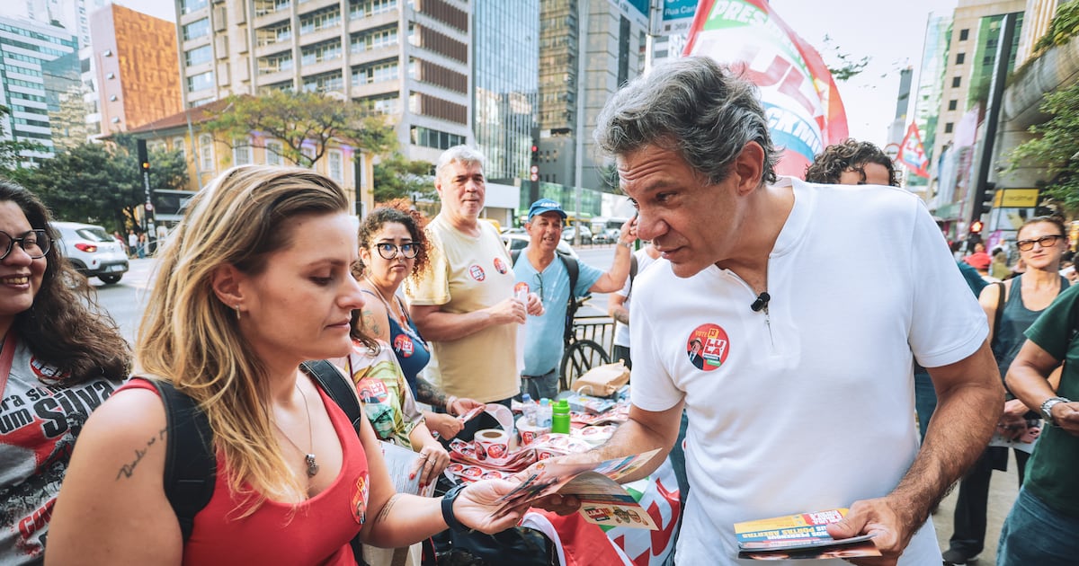 Haddad entrega panfleto na Av. Paulista e diz que Flávio vai ‘seguir plano econômico do pai’