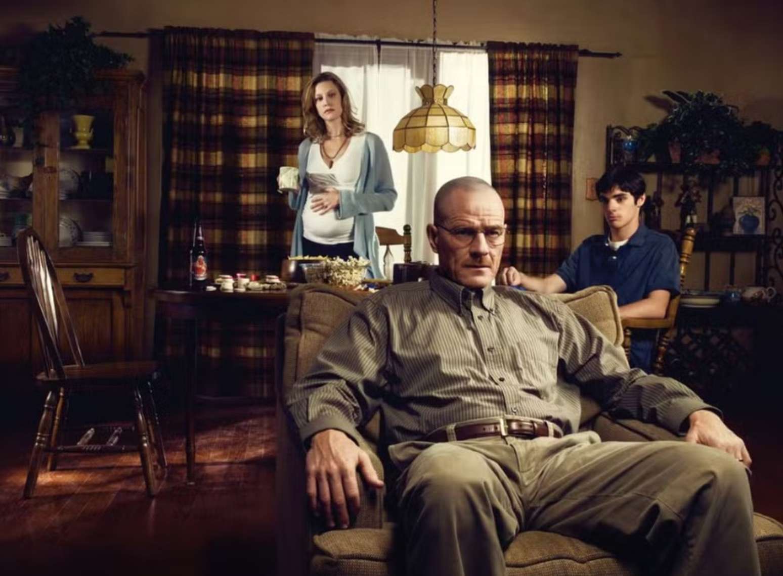 Foto de divulga&ccedil;&atilde;o de Breaking Bad: (&agrave; direita) Bryan Cranston, (no centro) RJ Mitte