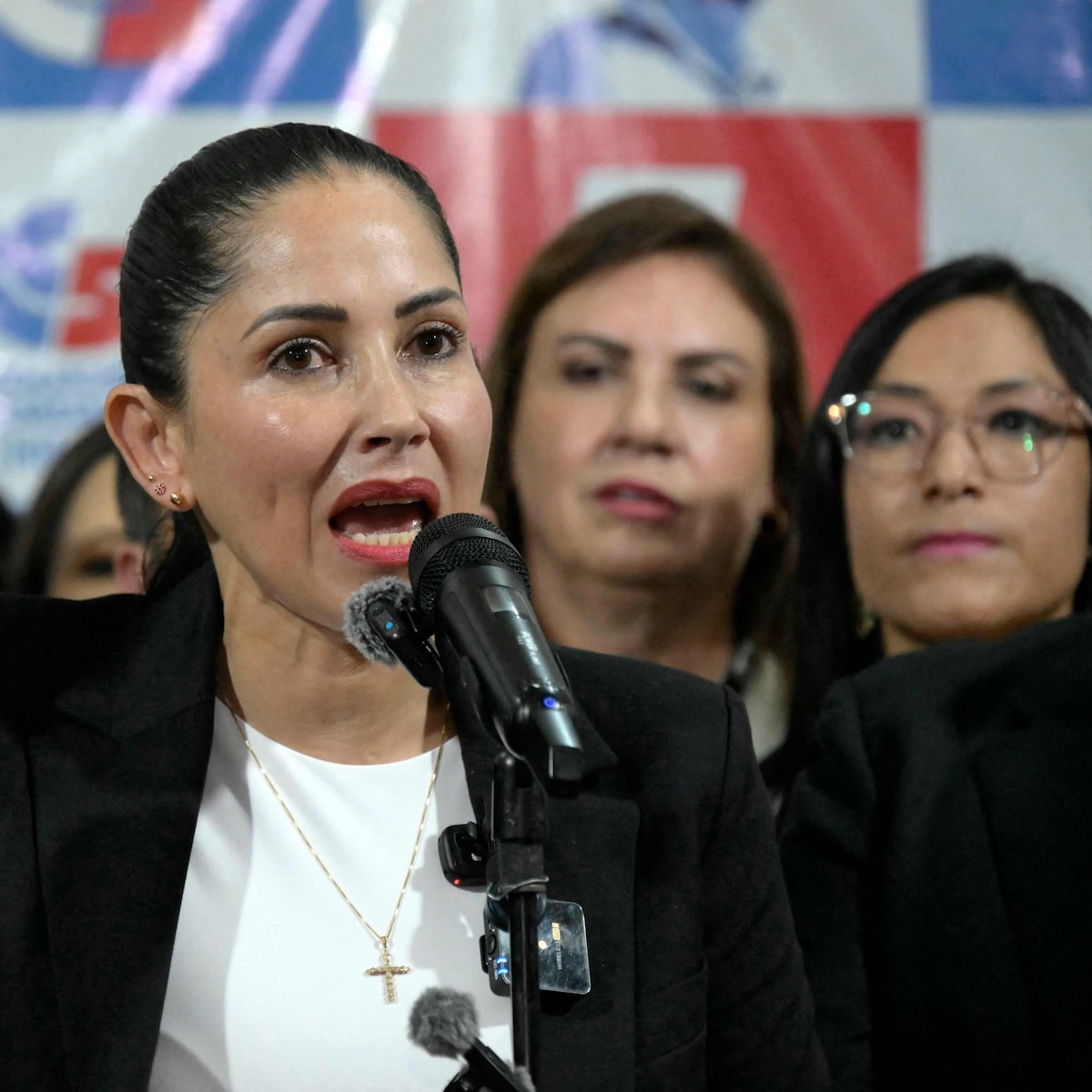 Ex-candidata presidencial de esquerda Luisa González é presa no Equador
