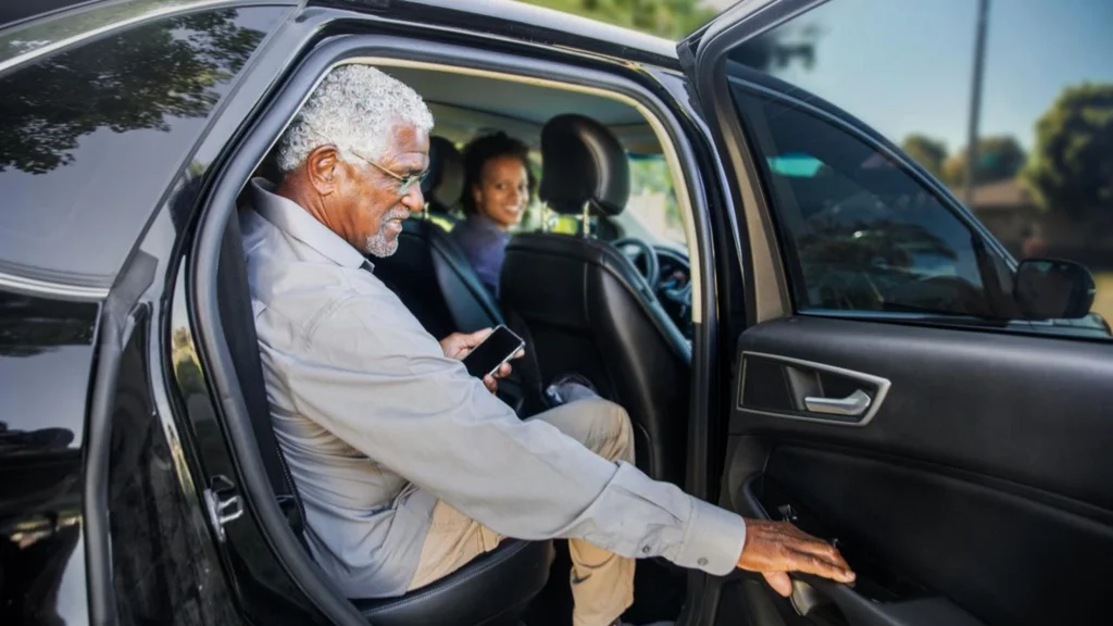 Uber lança nova função que facilita embarque de idosos e pessoas com deficiência