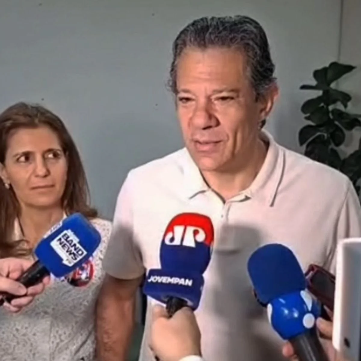 Haddad vota em SP e diz que há "clima excelente" para a reeleição de Lula