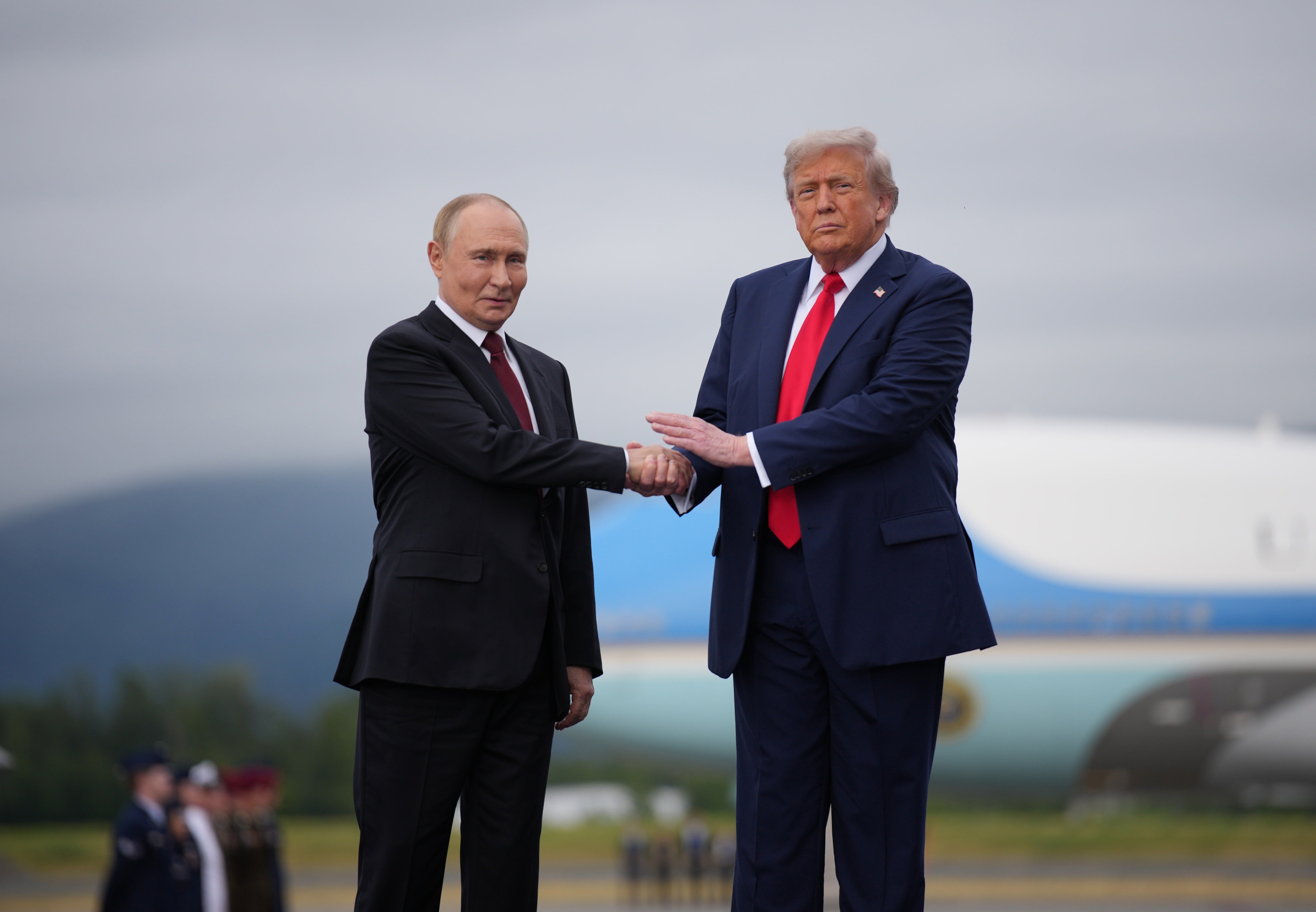 A internet faz piada do Diretor do FBI Kash Patel por sua postagem 'From Russia with Love'