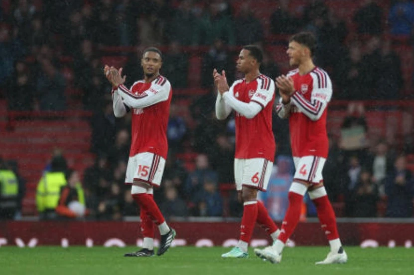 Arsenal se juntou ao Manchester City no topo após o Villa encerrar a partida perfeita dos líderes