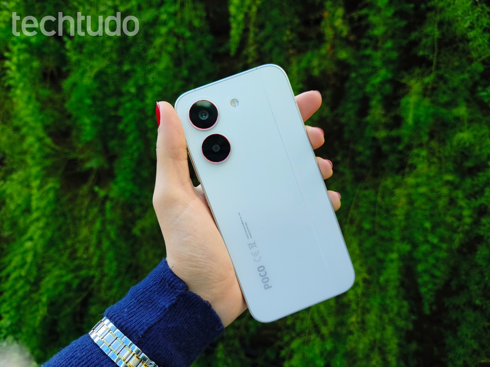 POCO X8 Pro acelera a recarga com 100 W e oferece bateria de 6.500 mAh — Foto: Julia Rabaça/TechTudo