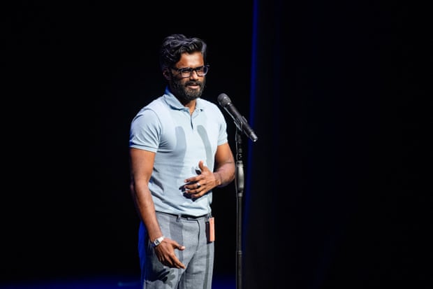 Um garoto de doze anos vence prêmio de slam australiano com poema sobre o ChatGPT: 'É totalmente desnecessário'