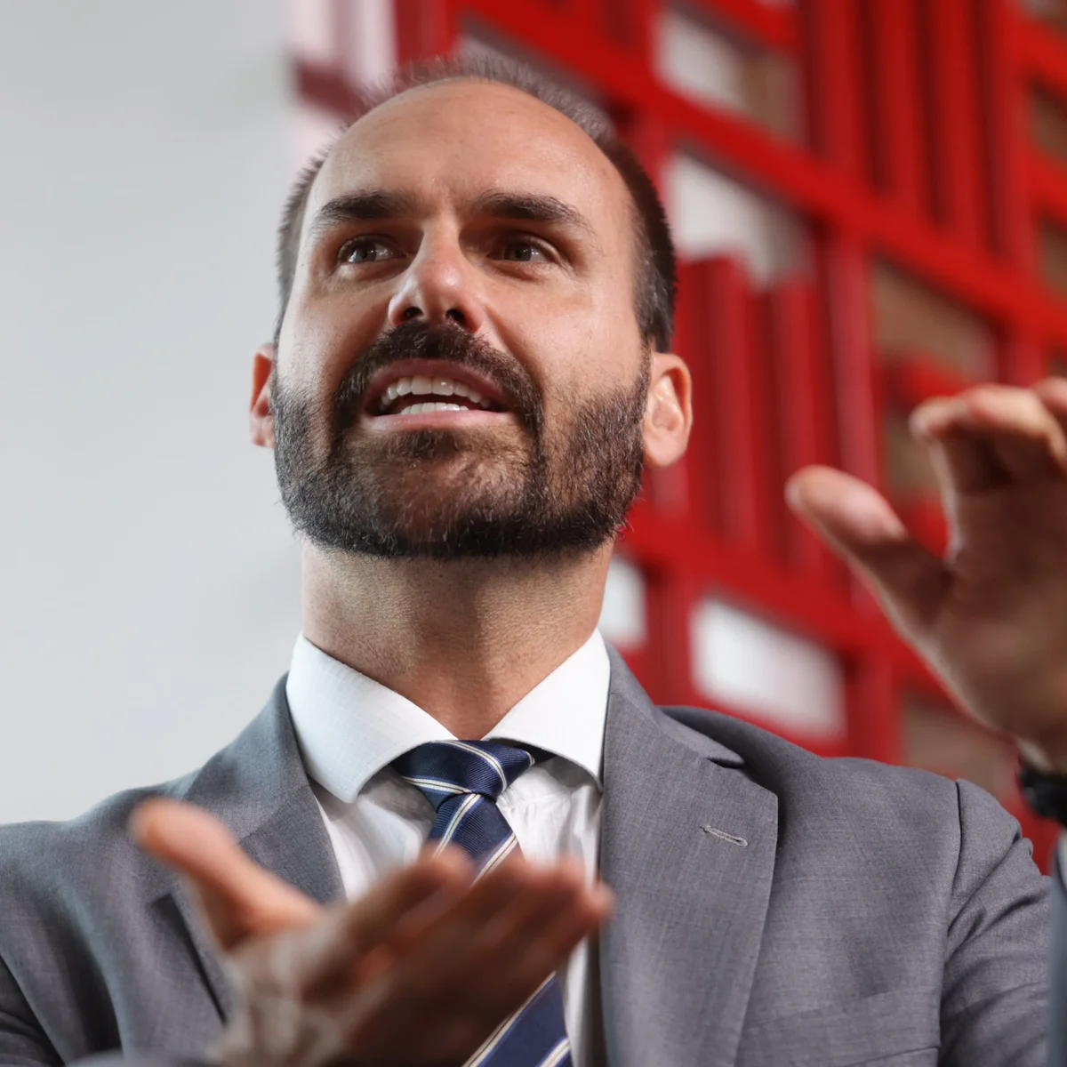 Eduardo diz que decisão de Moraes sobre prisão é "arbitrária e inoportuna"