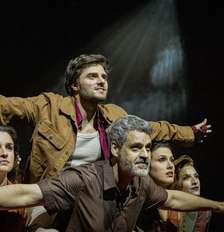 Elenco durante o ensaio do musical 'Feliz Ano Velho' no teatro Sabesp Frei Caneca, na região central de São Paulo. Foto: Taba Benedicto/Estadão / Estadão