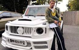 Hugo Ekitike pose avec son nouveau monstre blanc personnalisé à un demi-million d’euros