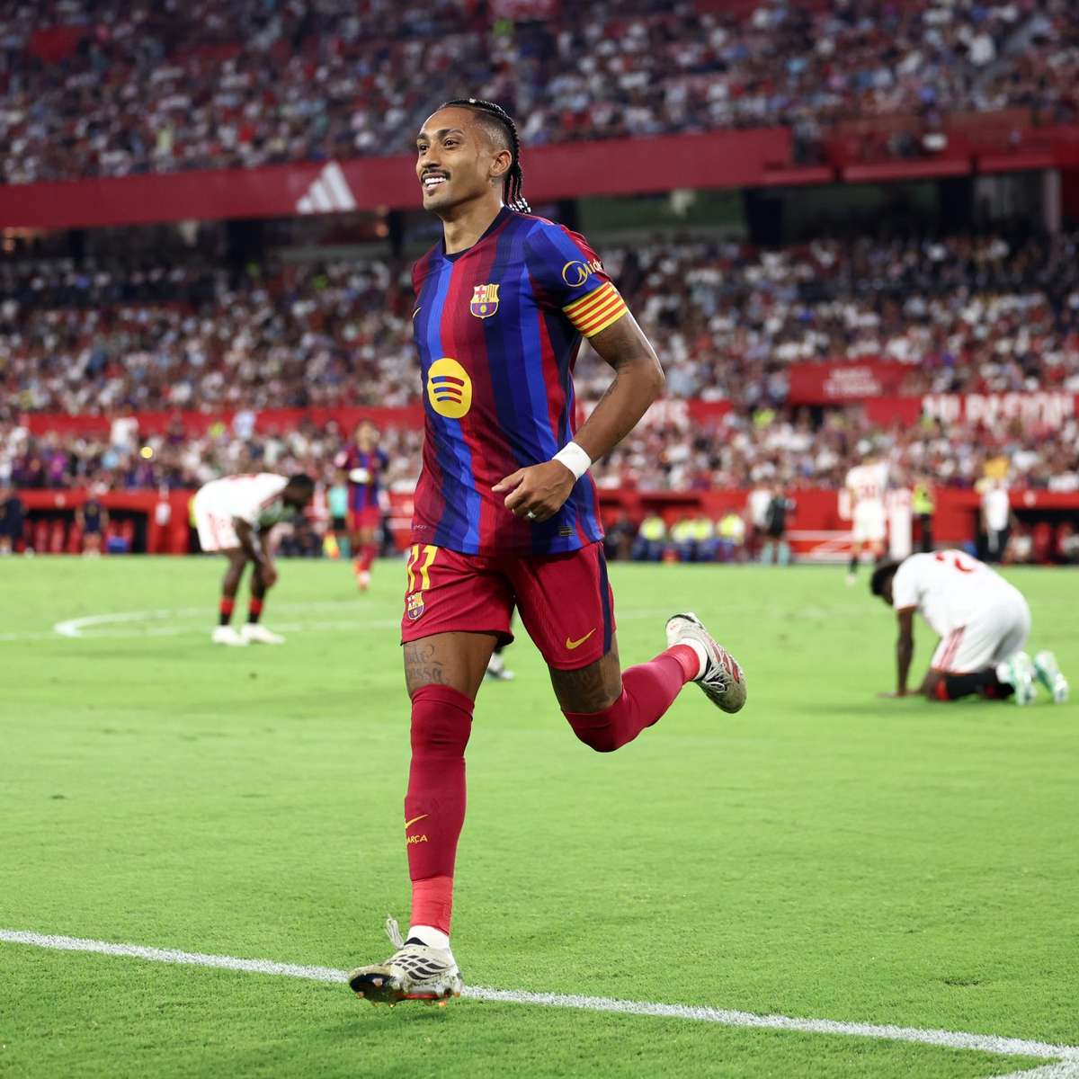 Raphinha volta a treinar com o Barcelona e fica perto de retorno