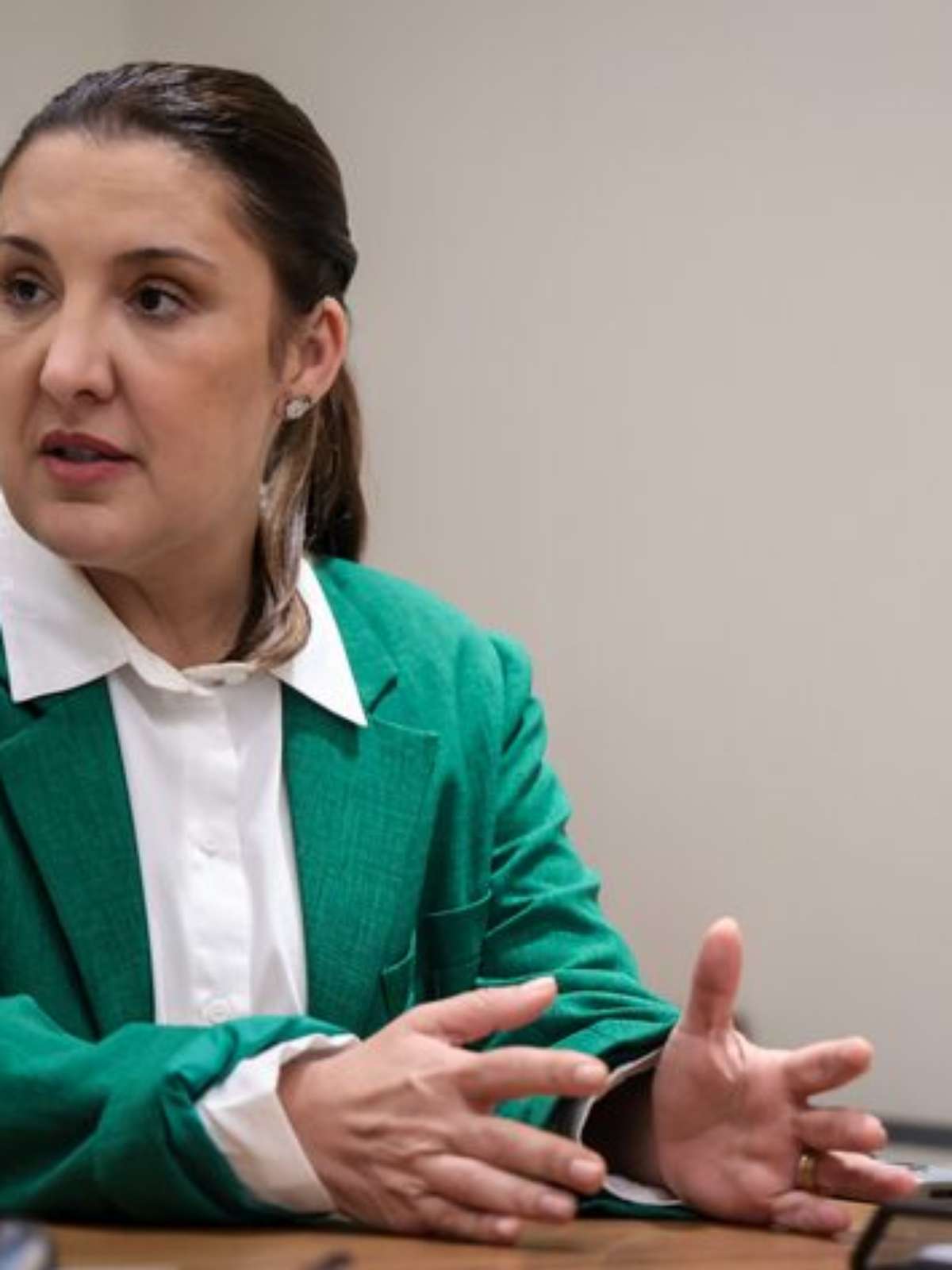 Coordenadora de campanha de Flávio Bolsonaro promete corte de cargos comissionados e foca no eleitorado feminino