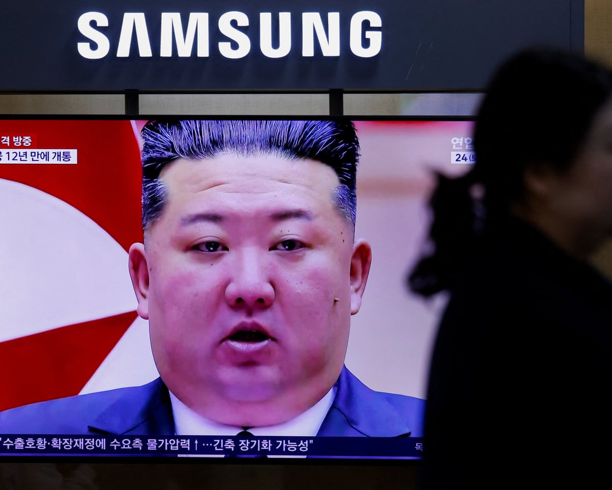 Kim Jong-un atravessa a nova ponte recém-aberta para entrar na China