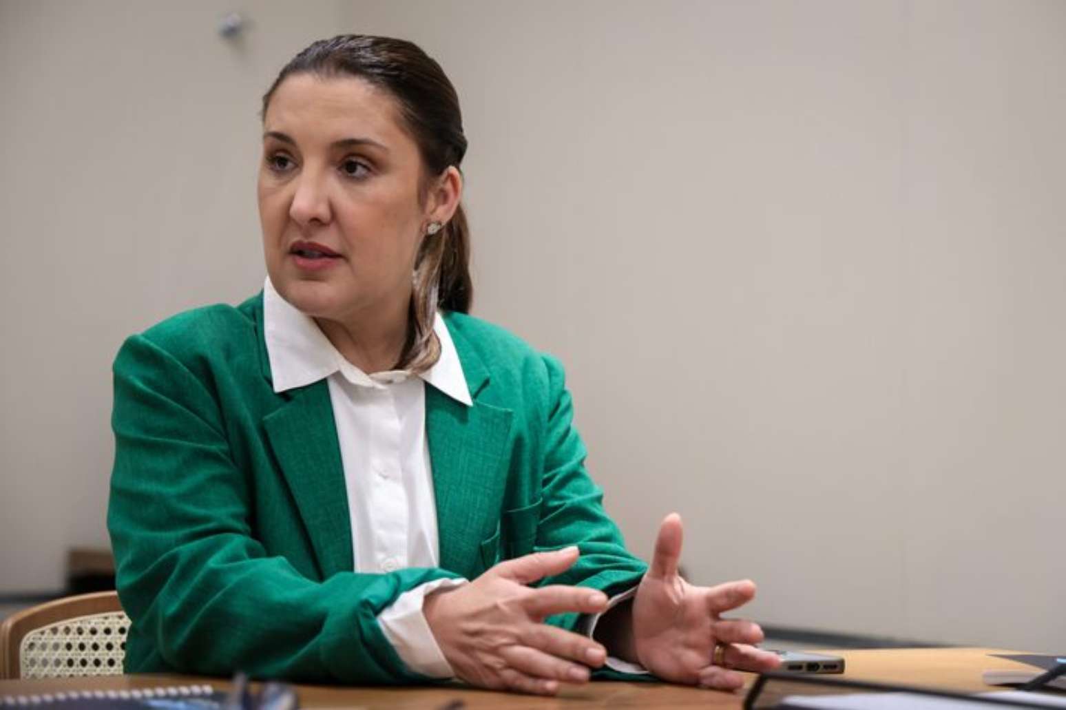 Imagem da matéria: Coordenadora de campanha de Flávio Bolsonaro promete corte de cargos comissionados e foca no eleitorado feminino