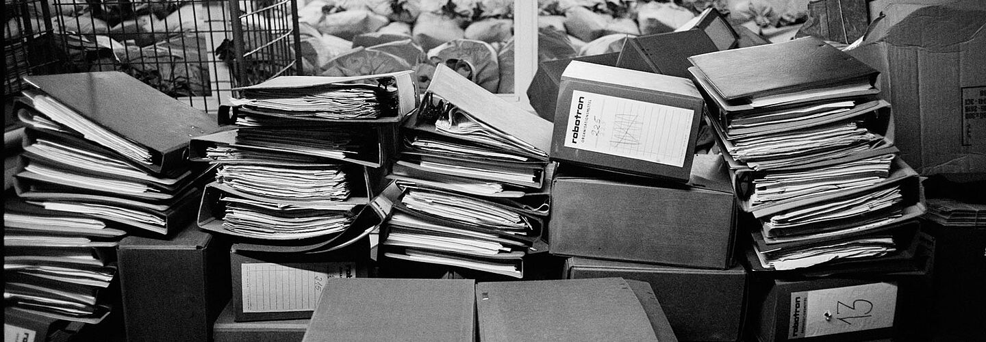 Mitarbeiterin mit unsortiertem Aktenmaterial im Zentralarchiv der Behörde des Bundesbeauftragten für die Unterlagen des Staatssicherheitsdienstes der ehemaligen DDR