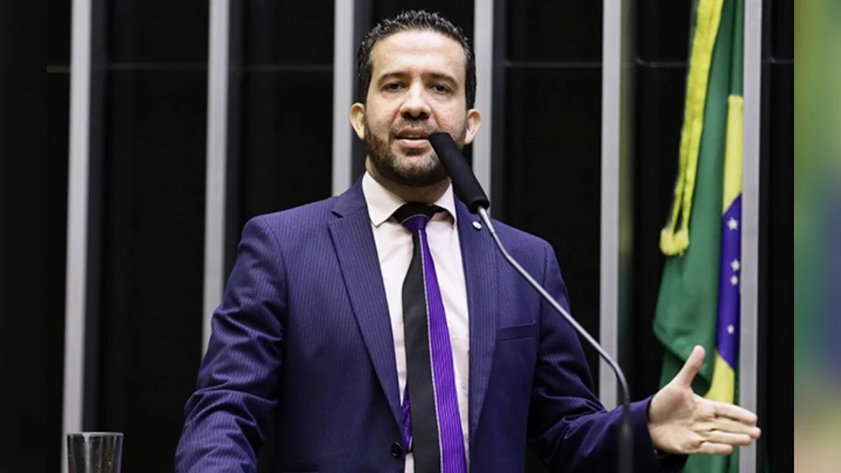 Internado em SP, Janones tem previsão de alta após passar mal em debate