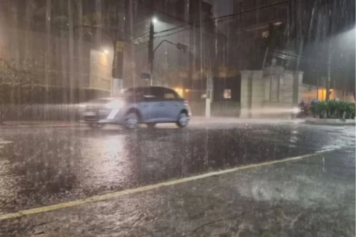 Esta quarta-feira (5/11) deve ser marcada por trovoadas isoladas durante a manhã e pancadas de chuva com queda de granizo à tarde e à noite - Metrópoles