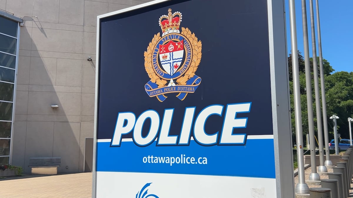 Ottawa man accused of extorting sister to steal $7M worth of cellphones from Bell