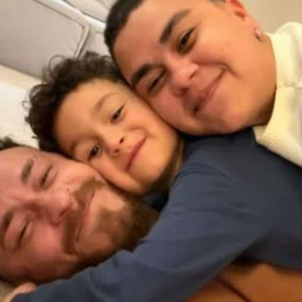 Fred Bruno recebe carinho de filho e irmão após levar tiro em bar: 'Meu porto seguro'