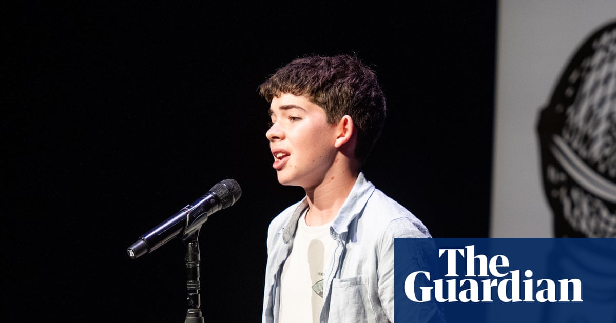 Um garoto de doze anos vence prêmio de slam australiano com poema sobre o ChatGPT: 'É totalmente desnecessário'