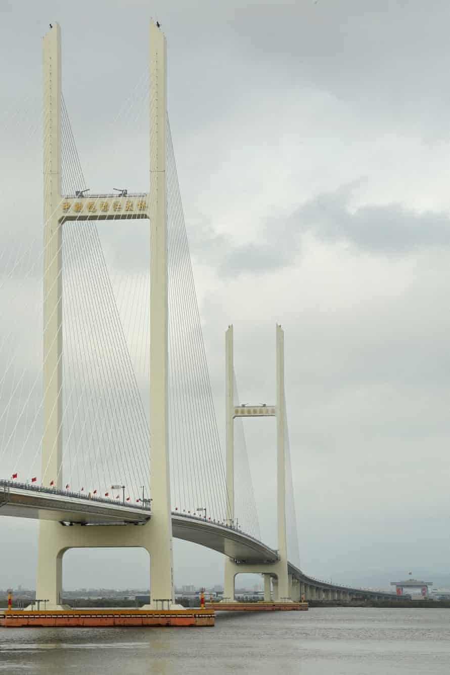 Kim Jong-un atravessa a nova ponte recém-aberta para entrar na China