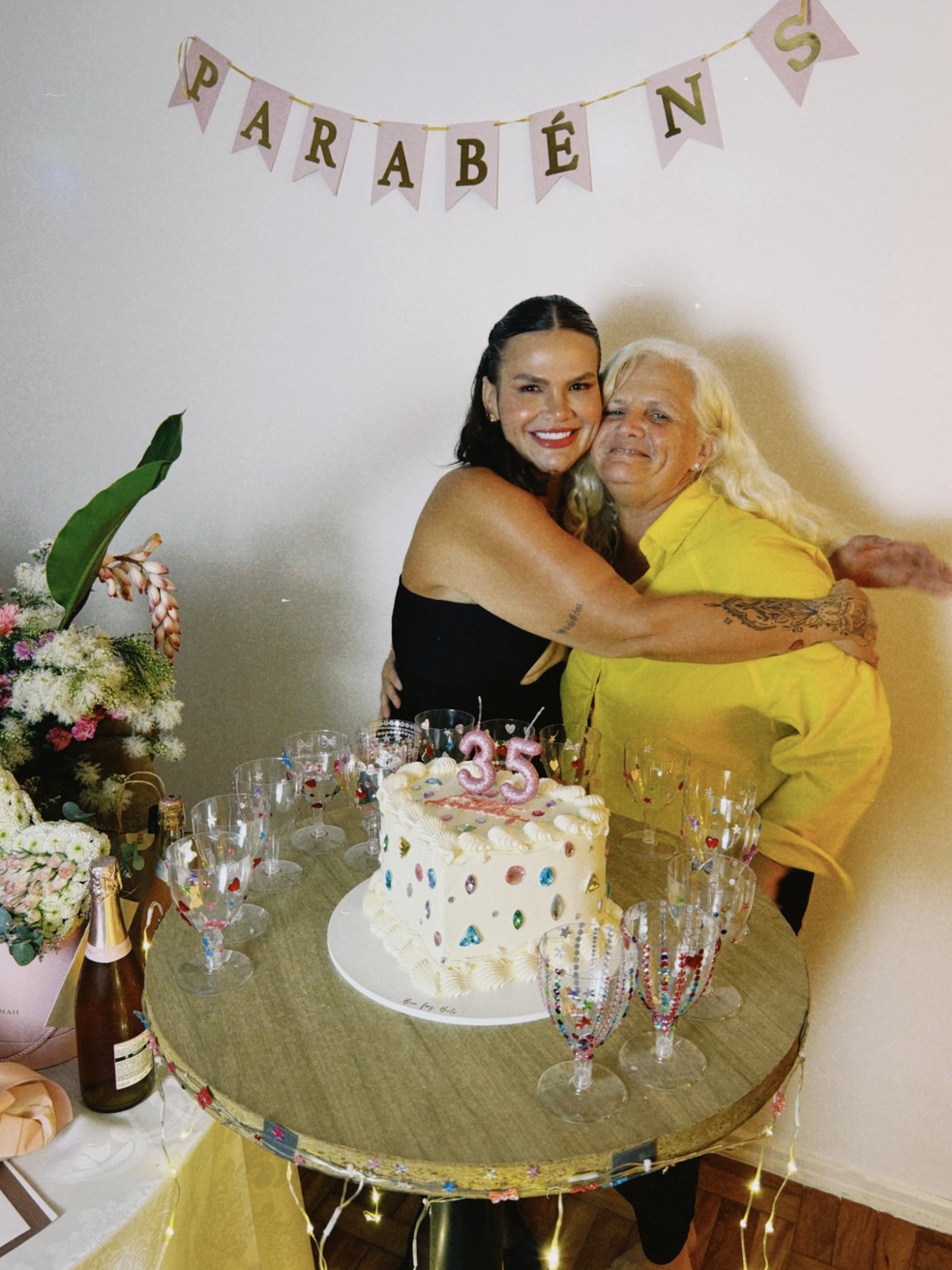 De ultradecote, Thais Carla mostra fotos da festa de 35 anos: 'Do jeitinho que eu queria'