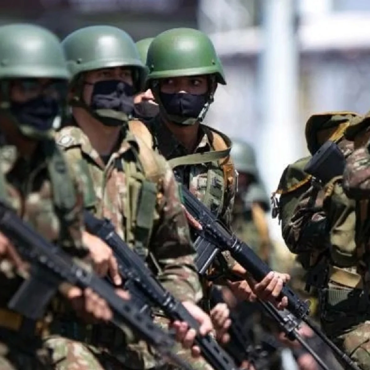 Militares com um olho na direita e outro no Tio Sam (por Felipe Sampaio)