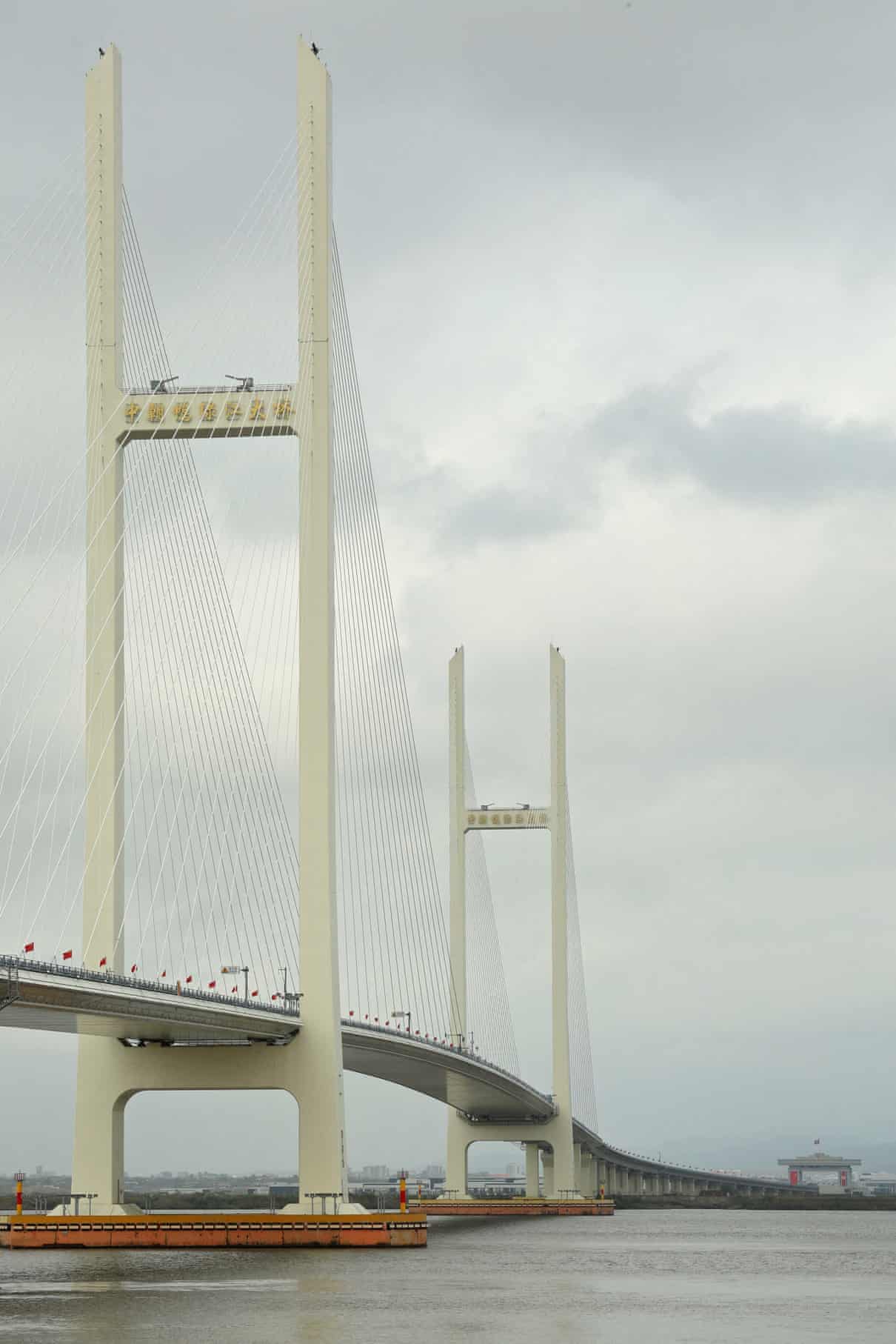 Kim Jong-un atravessa a nova ponte recém-aberta para entrar na China