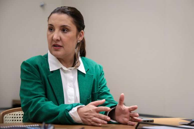 Coordenadora de campanha de Flávio Bolsonaro promete corte de cargos comissionados e foca no eleitorado feminino