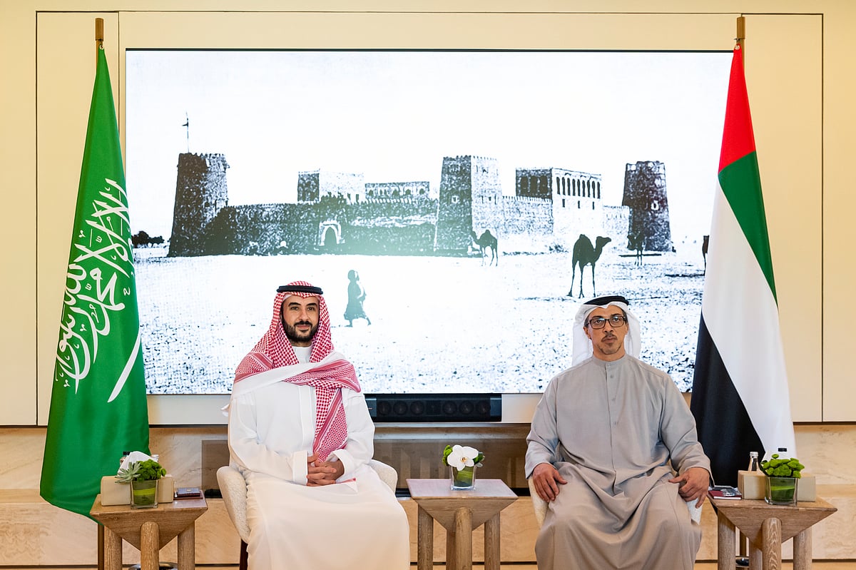 Mansour bin Zayed encontra o Ministro da Defesa saudita, Khalid bin Salman, em Abu Dhabi