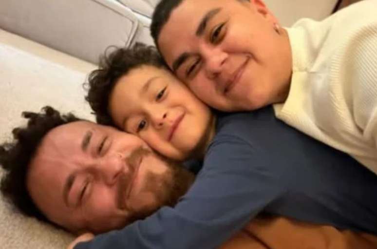 Fred Bruno recebe carinho de filho e irmão após levar tiro em bar: 'Meu porto seguro'