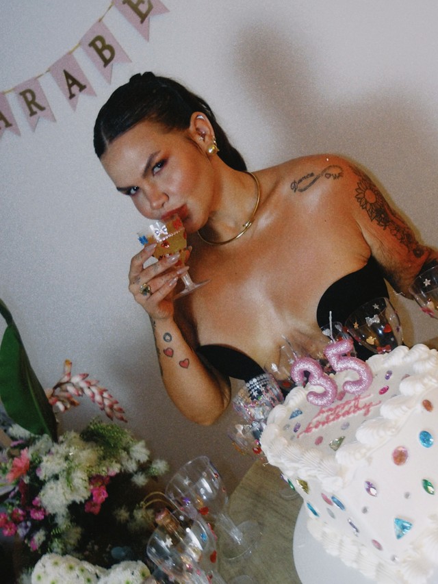 De ultradecote, Thais Carla mostra fotos da festa de 35 anos: 'Do jeitinho que eu queria'