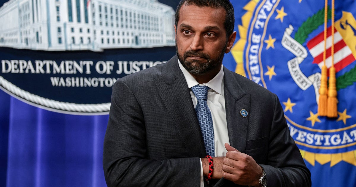 A internet faz piada do Diretor do FBI Kash Patel por sua postagem 'From Russia with Love'