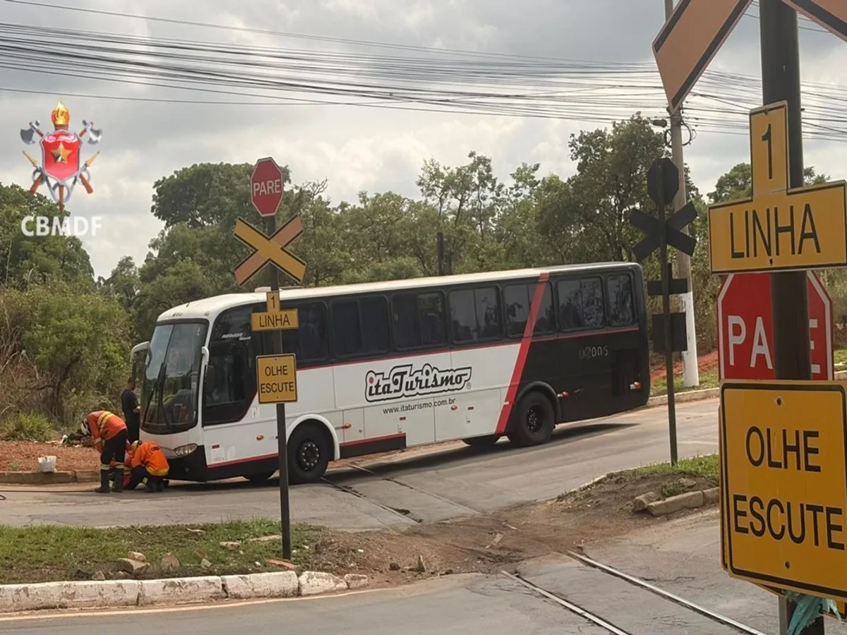 Ônibus fica preso em linha férrea e bombeiros usam guindaste na remoção