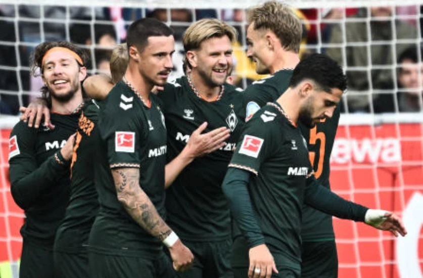 Arsenal se juntou ao Manchester City no topo após o Villa encerrar a partida perfeita dos líderes