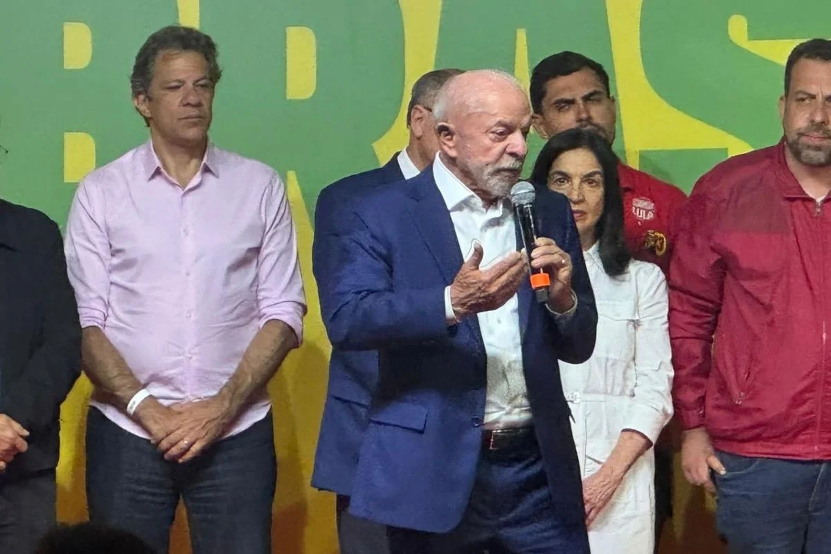 Lula faz discurso e tranquiliza Haddad após resultado do primeiro turno