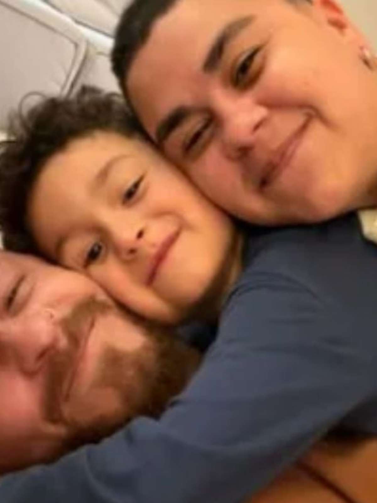 Fred Bruno recebe carinho de filho e irmão após levar tiro em bar: 'Meu porto seguro'