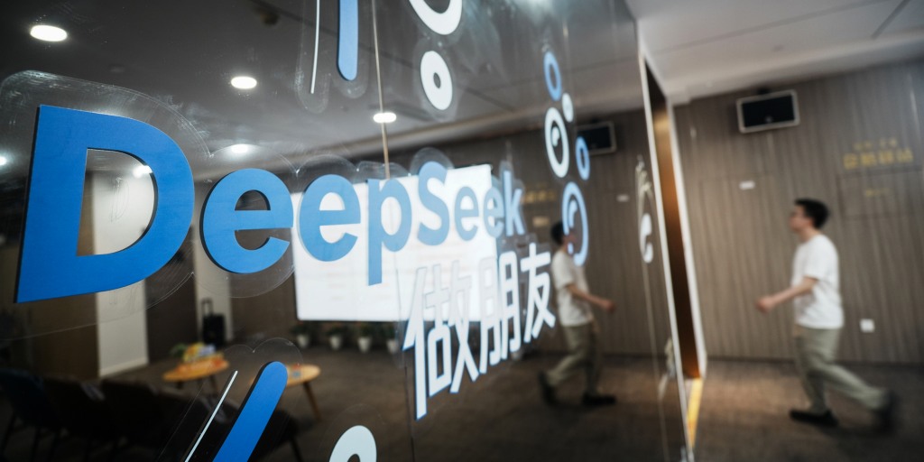 A China defende o DeepSeek após os EUA proibirem sua IA de sistemas governamentais
