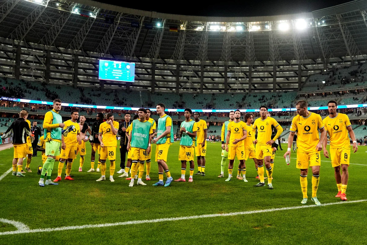 Foto colorida de time do Borussia Dortmund - Metrópoles