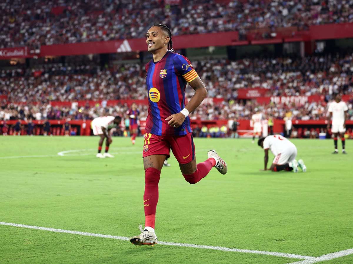 Raphinha volta a treinar com o Barcelona e fica perto de retorno