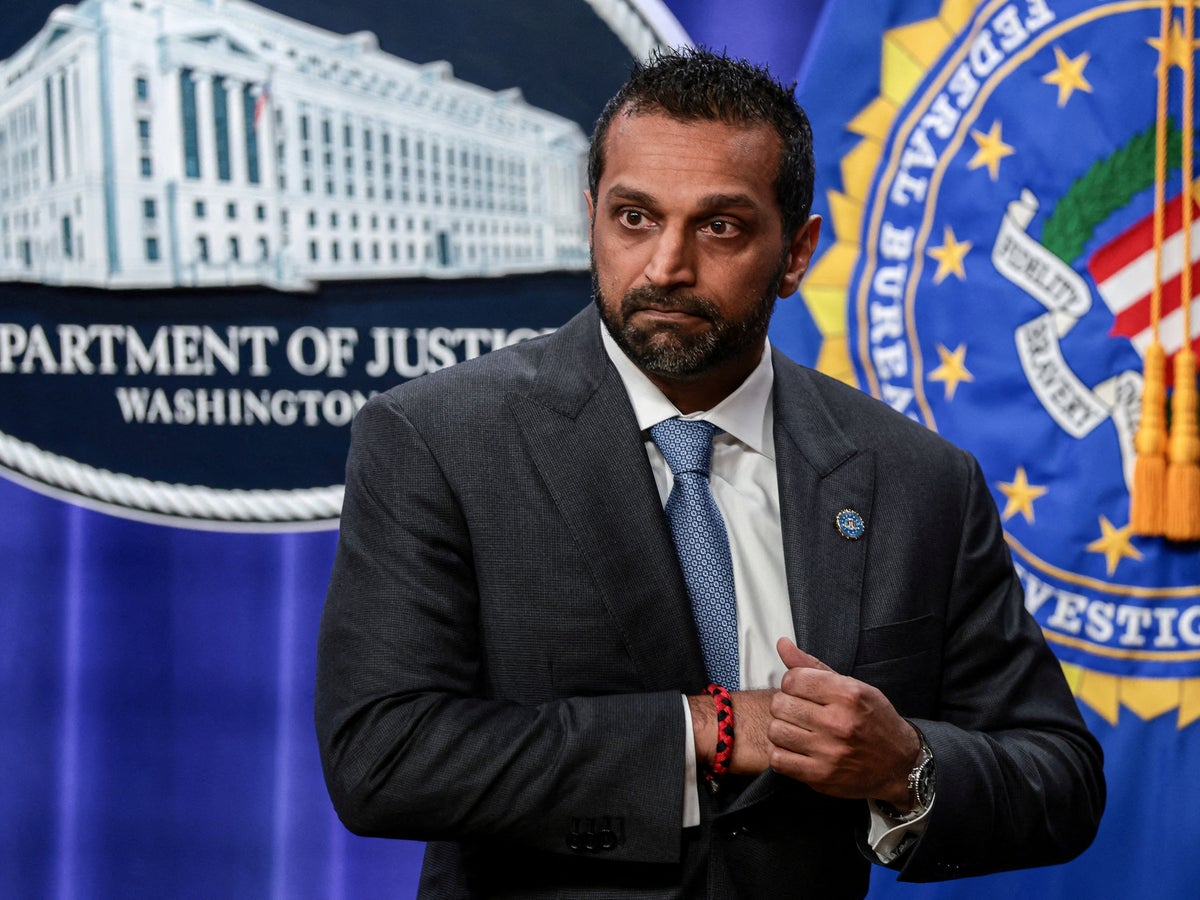 A internet faz piada do Diretor do FBI Kash Patel por sua postagem 'From Russia with Love'