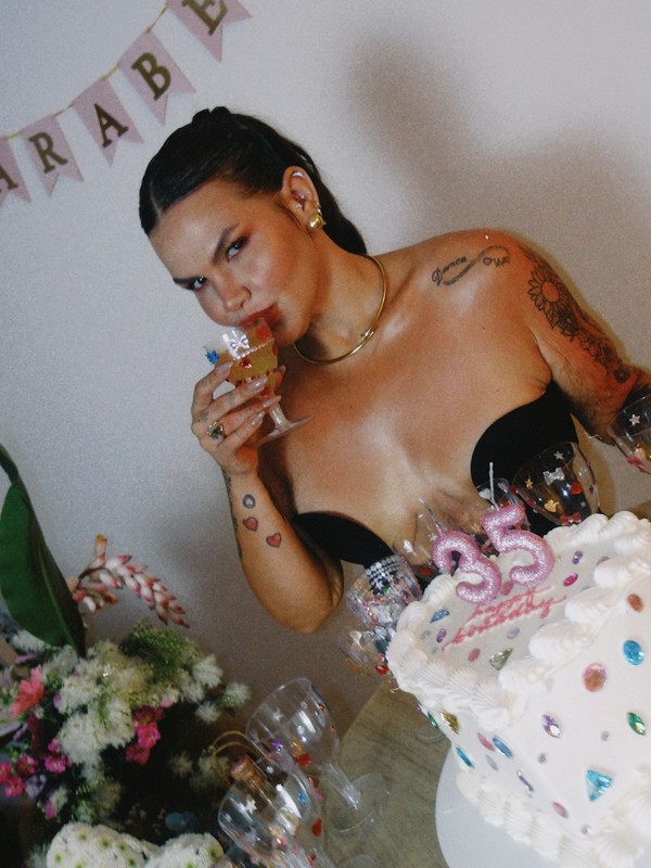 De ultradecote, Thais Carla mostra fotos da festa de 35 anos: 'Do jeitinho que eu queria'