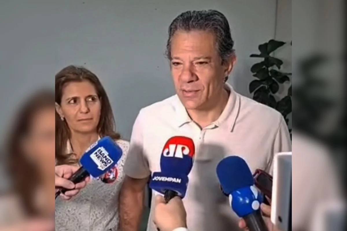Imagem colorida mostra Fernando Haddad votando em SP. Metrópoles