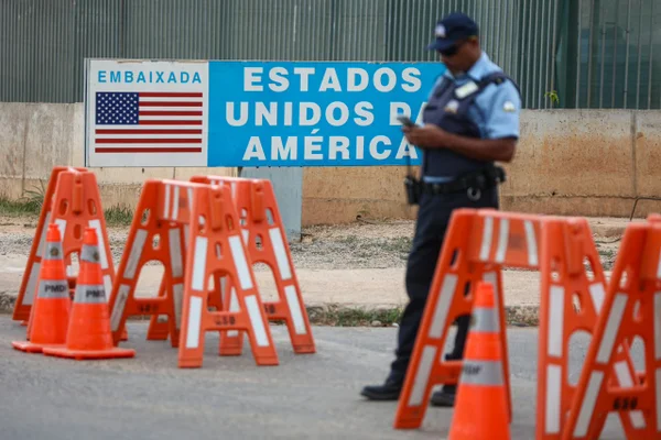 EUA e Austrália fecham embaixadas e consulados por "segurança"