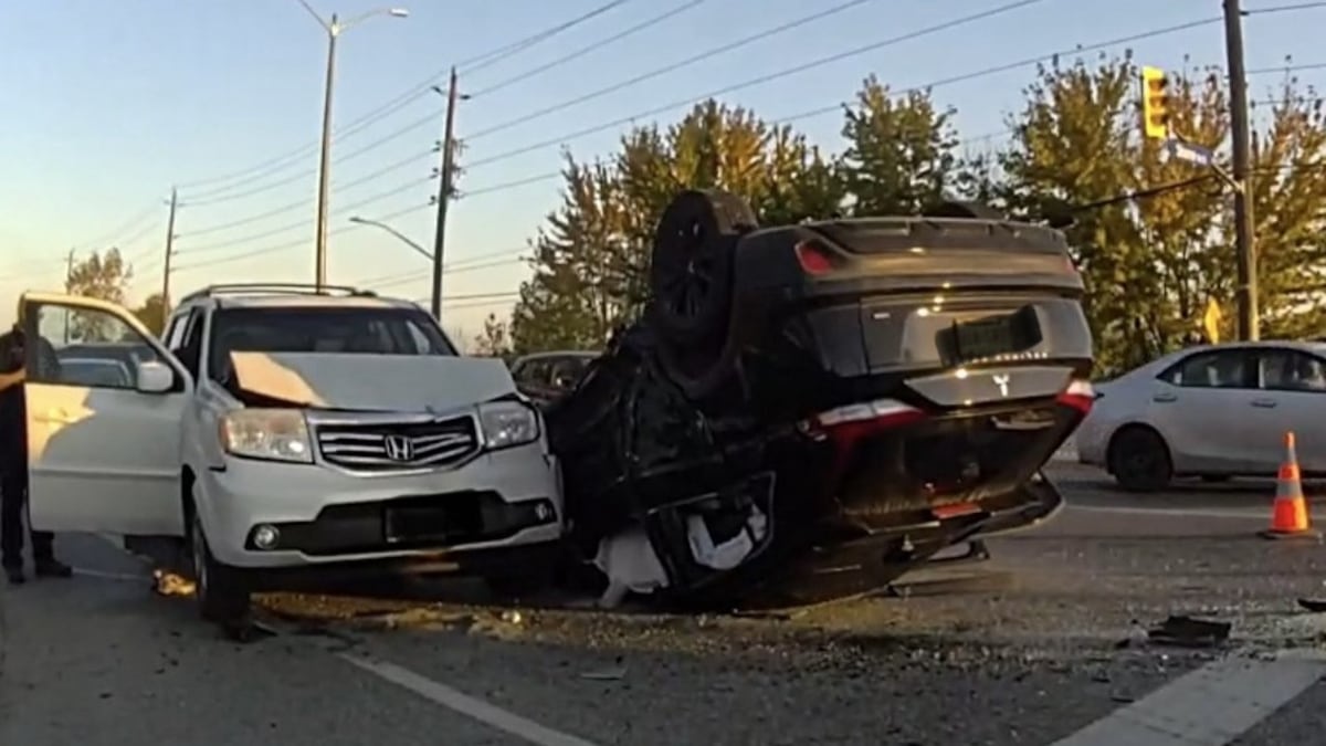 Crash leaves SUV on its roof in Guelph