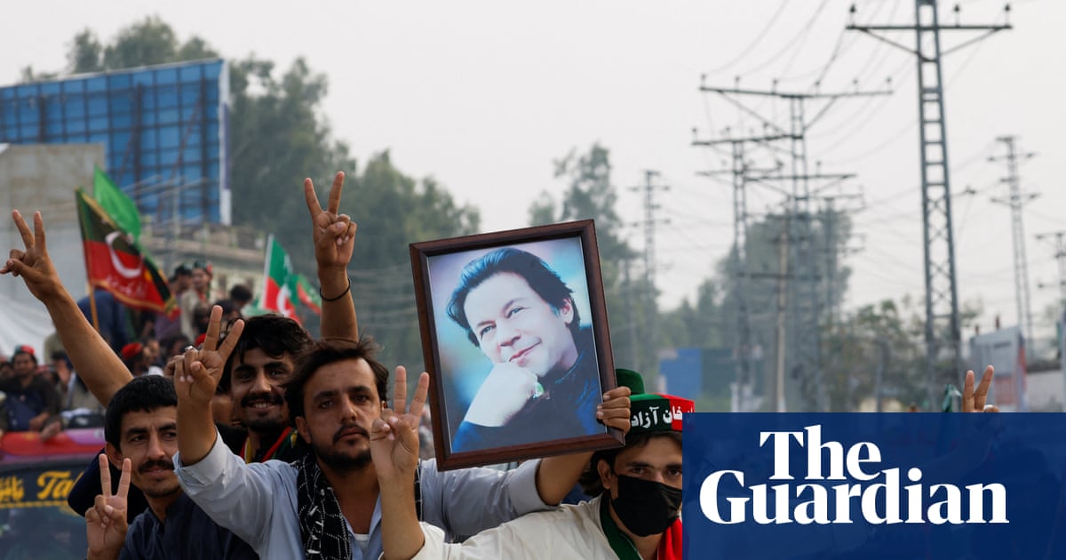 O partido de Imran Khan condenou o 'golpe' após o Paquistão suspender o governo provincial.