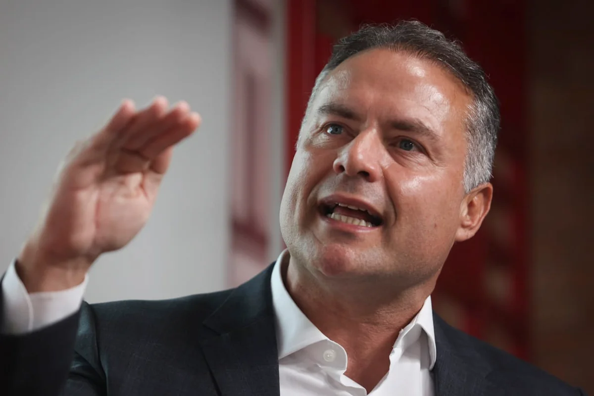 Renan Filho: Flávio Bolsonaro promete direitos, mas votou contra eles