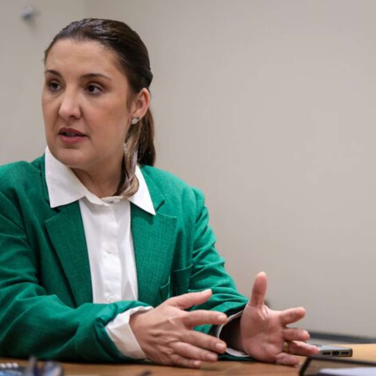 Coordenadora de campanha de Flávio Bolsonaro promete corte de cargos comissionados e foca no eleitorado feminino