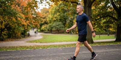 Uma pausa curta para atravessar uma rua, beber &aacute;gua ou recuperar o f&ocirc;lego n&atilde;o anula o restante do exerc&iacute;cio. Foto: Imagem gerada por intelig&ecirc;ncia artificial / Catraca Livre
