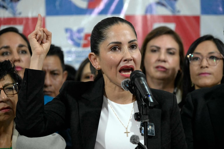 Ex-candidata presidencial de esquerda Luisa González é presa no Equador